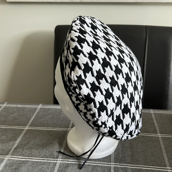 Gorgeous Houndstooth Tam Reversible to Black able to be tightened leather rim. - Picture 3 of 8
